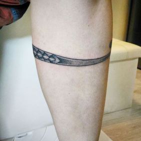 Drago oroboro in stile nordico a dotwork